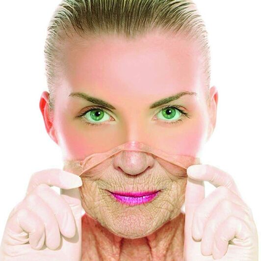 امرأة في سن الرشد تتخلص من تجاعيد وجهها بالعلاجات المنزلية